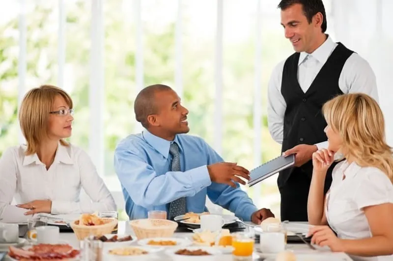 Tại sao "phong cách phục vụ nhà hàng" lại quan trọng đến vậy?