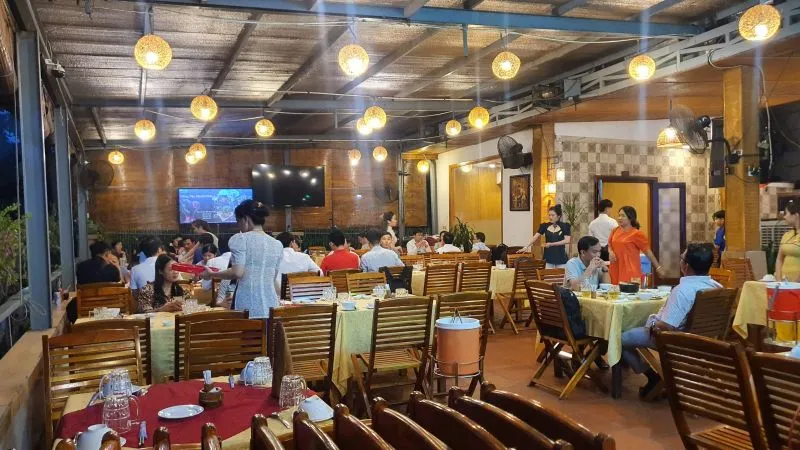 "Đặc sản nhà hàng địa phương" – Hơn cả một bữa ăn