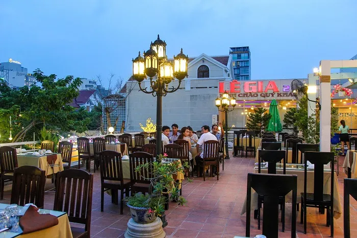 Tại sao "review nhà hàng nổi tiếng" lại quan trọng đến vậy?